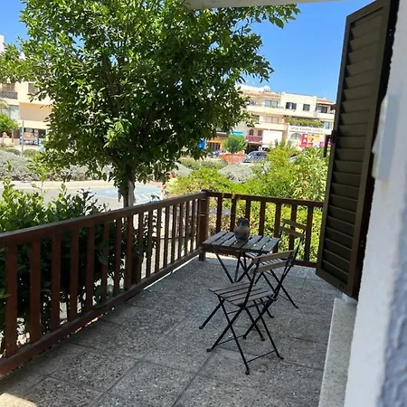 In Kato , 3 Minutes From The Beach شقة *